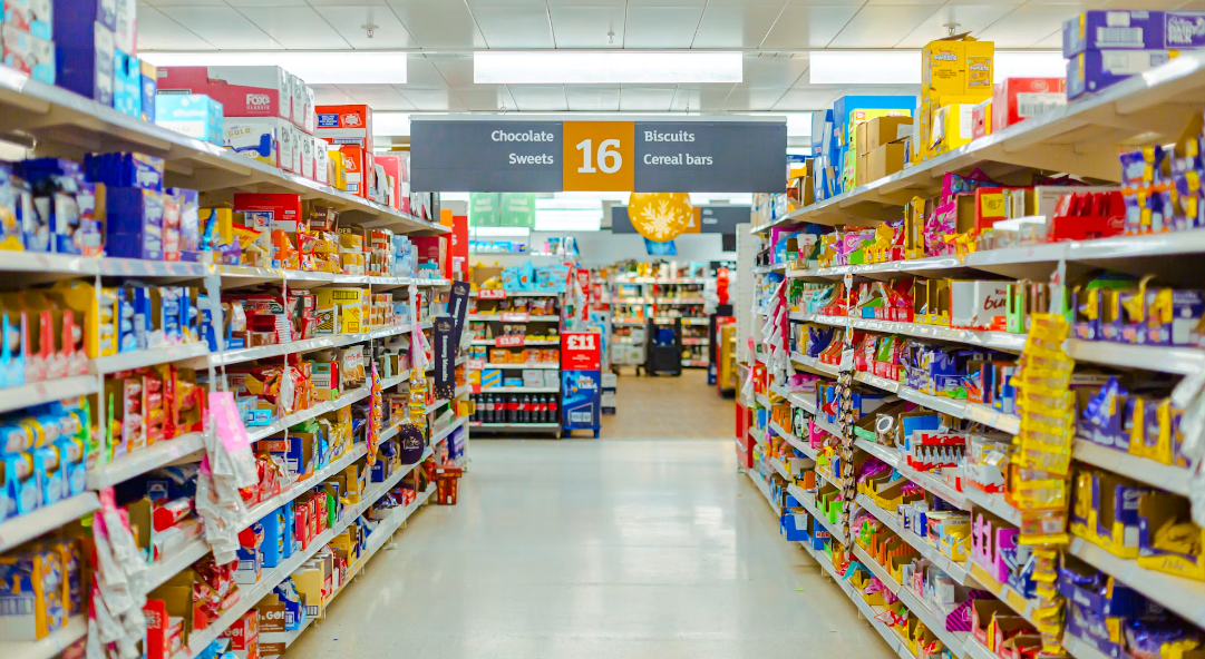 Photo: Jack Lee / Unsplash
— the sheer density of ultra-processed products on a typical supermarket shelf
is part of why cutting them out feels so disruptive at first; they're built to
be everywhere and easy.