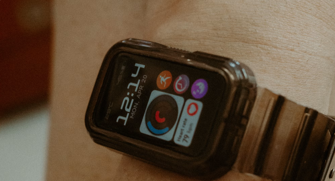Photo: Ivett M / Unsplash —
smartwatches remain excellent for workouts and notifications, but their
always-on displays and nightly charging routine are exactly what newer
wearables are designed to avoid.
