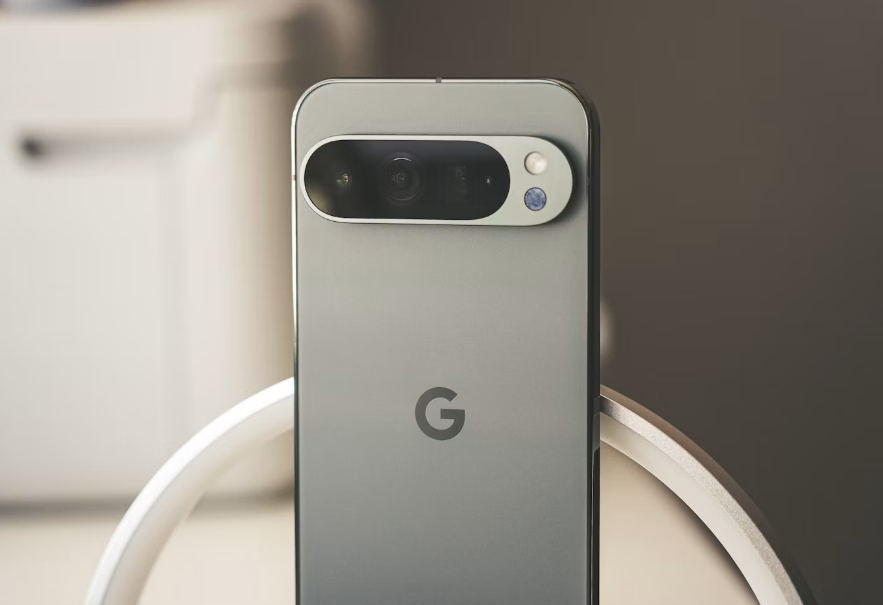 The camera bar has become the Pixel's most
recognizable design signature. Photo: Daniel Romero / Unsplash