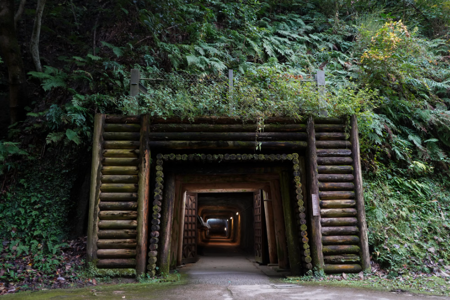 Illustrative photo: Yosuke Ota / Unsplash — Thousands of old mine
entrances across South Africa were never properly sealed after formal
operations ended, offering access with none of the safety infrastructure a
working mine would require.
