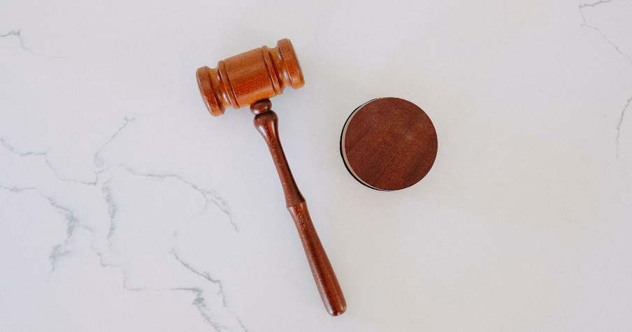 Photo: Tingey Injury Law
Firm / Unsplash — the arson case is moving through the courts separately from
the still-open homicide investigation.