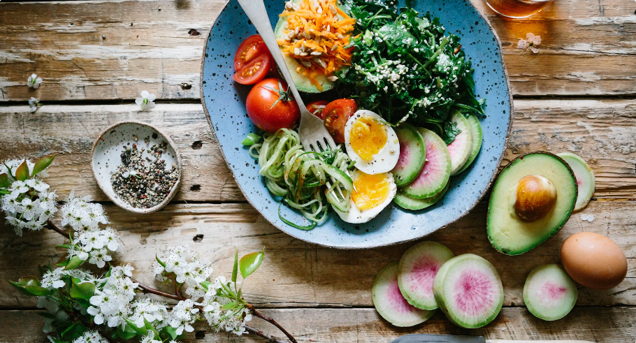 Photo: Unsplash — the
fiber-first, protein-forward plate credited with gentler glucose curves is
grounded in real physiology, even where the broader spike-avoidance trend
overreaches.