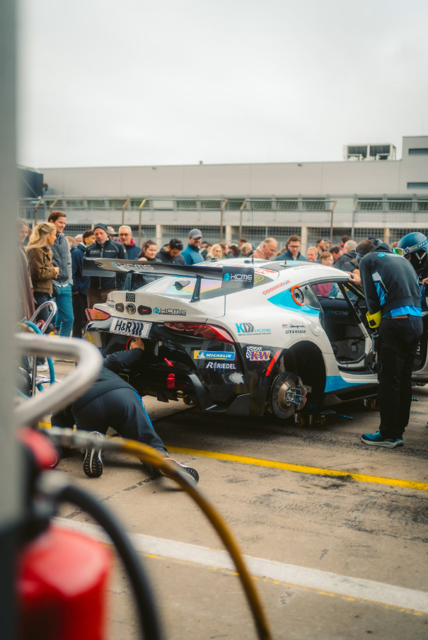 Photo: Petr Urbanek /
Unsplash — behind every grid position is a pit crew learning, in real time, how
to operate at Formula 1's unforgiving pace.