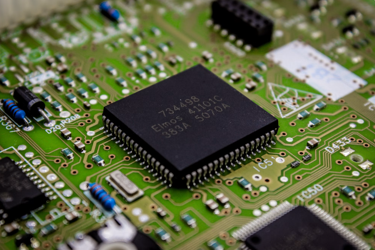 Photo: Bermix Studio / Unsplash — custom AI silicon
and expanding chip partnerships sit at the center of Alphabet's ballooning
capital expenditure plans.