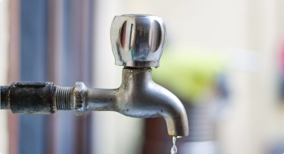 Photo: Sanket Mishra /
Unsplash — for residents like Dhara Rivera, checking whether the tap has any
water left has become a daily routine rather than an afterthought.