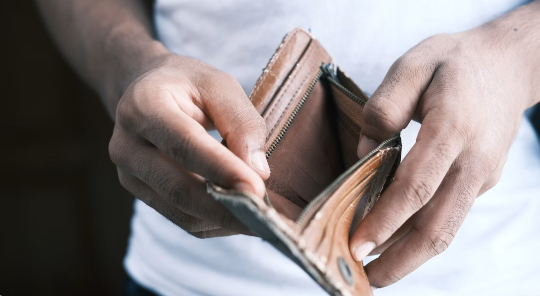 Photo: Towfiqu barbhuiya /
Unsplash — for a growing share of six-figure earners, fixed costs and lifestyle
expansion combine to leave surprisingly little margin by the end of the month.